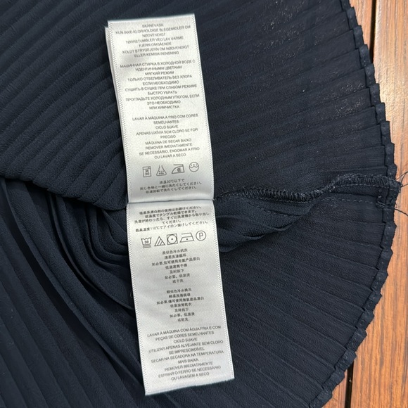 Michael Kors Navy Blue Sleeveless Top. - Picture 9 of 9